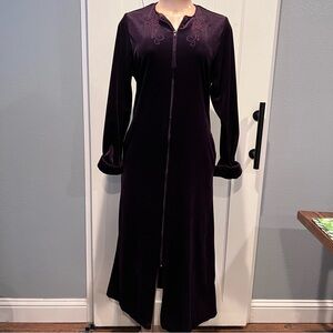 Vtg S Elegant embroidery Purple Long Sleeve full zip housecoat velour w/pockets
